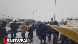 Heavy Snowfall Starts At Sonamarg