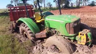 Trator no barro