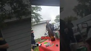 Polic&iacute;a de EE.UU. se una a una fiesta mexicana y monta un toro mec&aacute;nico