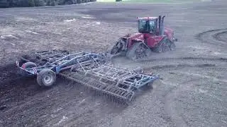 Kypřen&iacute; půdy s Case Quadtrac STX 450