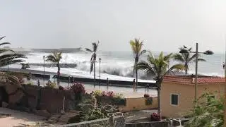 La Palma 23.2.2019 - Meterhohe Wellen schwappen immer wieder über die Mauer der Strandpromenade.