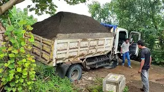 Truk Jomplang. MOBIL TRUK Pengangkut PASIR SARING Bongkar Muatan FULL BAK Menggunung DILOKASI LICIN