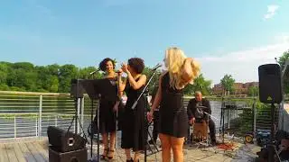 Zoom Q2N video live music acoustic setting by 