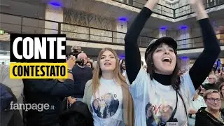 Assemblea M5S, un gruppo di contestatori contro Conte: 