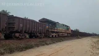Mega trem de minério carregado com 330 vagões da estrada de ferro Carajás. Passando no km 261 da EFC