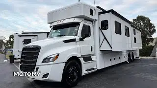 $605K Showhauler Motorcoach Freightliner Cascadia RV