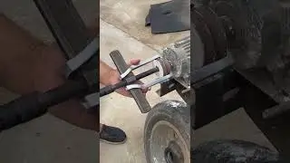 Bearing puller removing bearings, gears, and pulleys from shafts #tools #hardwaretools #shorts #diy