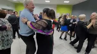 Piotr pięknie odtańczył skowroneczka z Justyną a przygrał im Olek i przyśpiewał Sławek