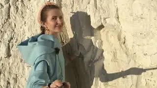 Asmr eating mountain clay // satisfying // crunchy 