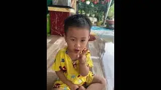 Em b&eacute; dễ thươngMẹ cho con mượn điện thoại xem 1 ch&uacute;t th&ocirc;i #cute #dethuong #shorts #thoc #embehaihuoc