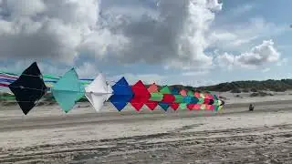 Flying and landing a stack of 25 Acroracer (Ace/diamond/Trlby) kites