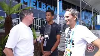 Aux alentours de l'Open d'Australie : Tom discute stratégie avec Félix Auger-Aliassime & coach