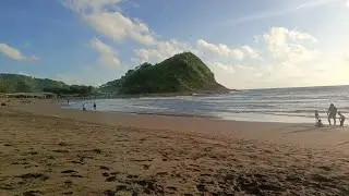 SUASANA PANTAI PAYANGAN SAAT SORE HARI MENJELANG MALAM