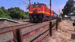 Dual horn AJJ WAP1 late running Cholan Express kicks Perungalathur