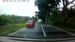 Kecelakaan sepeda motor vs mobil di jalan wonosari
