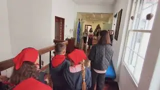 Vassouras, cantigas e sorrisos: alunos do 1.º ciclo “varrem os armários” na SRE.
