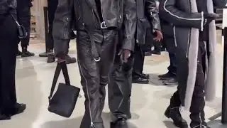 Gazo arrive au d&eacute;fil&eacute; Rick Owens &agrave; la Fashion Week de Paris
