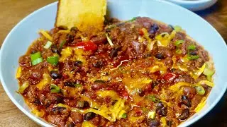 Chili with Moist Honey Cornbread (Easy Weeknight Meal) 🍯🌽