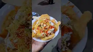 CuTe aUnTy seLLig paPRi cHaT oN koLkAta sTReEt 😍 ONLY 40/- #paprichat #street #kolkata #reels #song