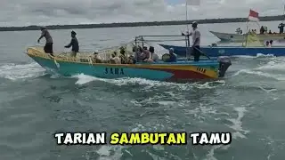 Unik Tarian Di Laut sebagai sambutan tamu yang datang ke desa Jerwatu, Kepuluan Aru, Maluku