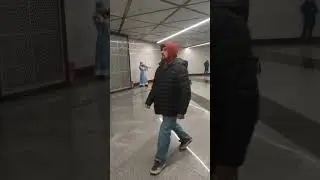 В  метро