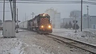 W&LE 661 shuffling cars in the Medina Industries in the snow! 12-29-25