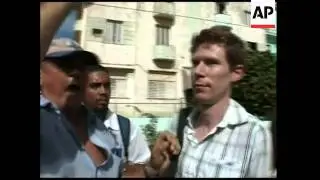 Pro-government crowd pursues Cuban rights marchers