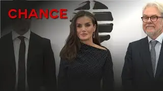 La Reina Letizia arrasa con un ajustado diseño con original escote que potencia su figura