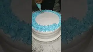 Decorando bolo com bico 1M da Wilton. chantininho com corante azul da Mago