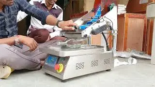 Flat bottle labelling machine
