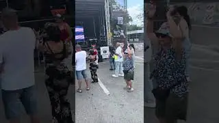 Roberto Jaime cantando  en la calle 8 de Miami