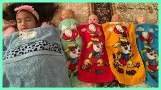 L&auml;r dig f&auml;rger med bebis dockor och handdukar! Lek och l&auml;r f&ouml;r barn p&aring; svenska!