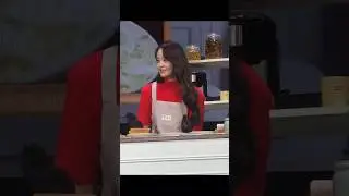 Lim Yoona makes sandwiches at a fan meeting in Macau #yoona #limyoona