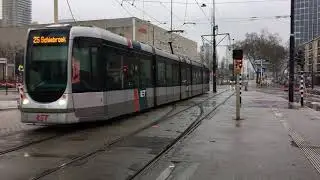 Tram 25 in Rotterdam komt aan op halte Beurs Nederland