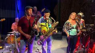 Good Foot performs "Home Syncs In"