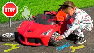 София играет со сломанными машинками