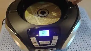 Testando CDs no r&aacute;dio portatil mega star  continua&ccedil;&atilde;o 