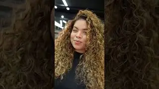GOLDEN HONEY✨ Um loiro mel dando brilho para essa cacheada, ficou deslumbrante! #loirodourado