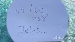 Ich springe in den Pool mit Klamotten
