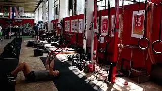 Vježba za prsa, leđa i trup na DESMOTEC spravi