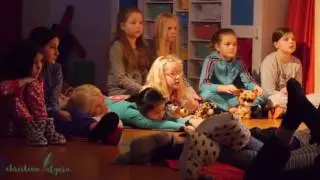 Christine Algera leest voor uit Stella en Stinky tijdens het Nationaal Voorleesontbijt