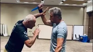 DEFEND YOURSELF FROM A KNIFE ATTACK 