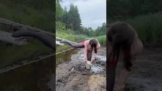 Gorgeous Girl Hunter wellies shiny waterproof windbeaker hard stuck in deep sticky mud schlamm messy