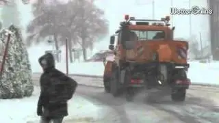 Viel Neuschnee im Schwarzwald - Kinder genie&szlig;en Winterlandschaft
