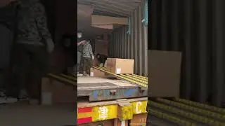 Flexible Gravity Skate Wheel Conveyor unloading cartons/boxes