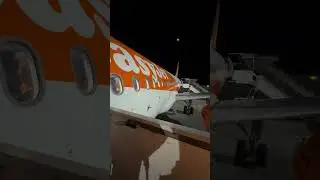Easyjet a320-214 imbarco con vista sul lato di notte. Stupendo