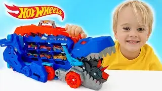 Chris juega con carritos de juguete y salva la ciudad de Hot Wheels