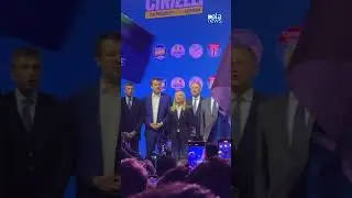 A Napoli Meloni chiude il comizio saltando al coro &lsquo;chi non salta comunista &egrave;&rsquo; #shorts