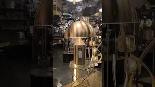 Un magasin de luminaires sur l&rsquo;avenue Montaigne, dans le 8ᵉ arrondissement de Paris; Dolce & Gabbana