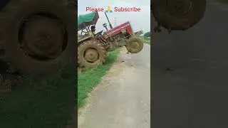 Massey Ferguson #very risky#climbing on the road#dangerous#drver#viral#😱